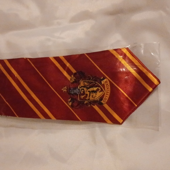 Hogwarts Crew Socks Trio/Gryffindor Tie Set - Picture 11 of 12